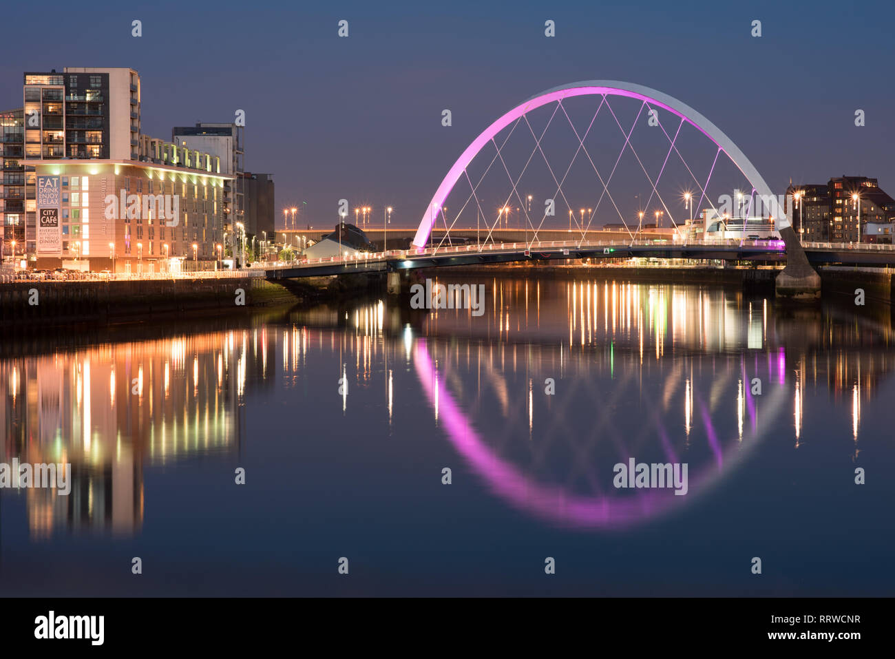 Glasgow/Schottland - 20. September 2016: Die Clyde Arc bis in violett beleuchtet und die umliegenden Gebäude, in den Clyde River nieder in der Nacht Stockfoto