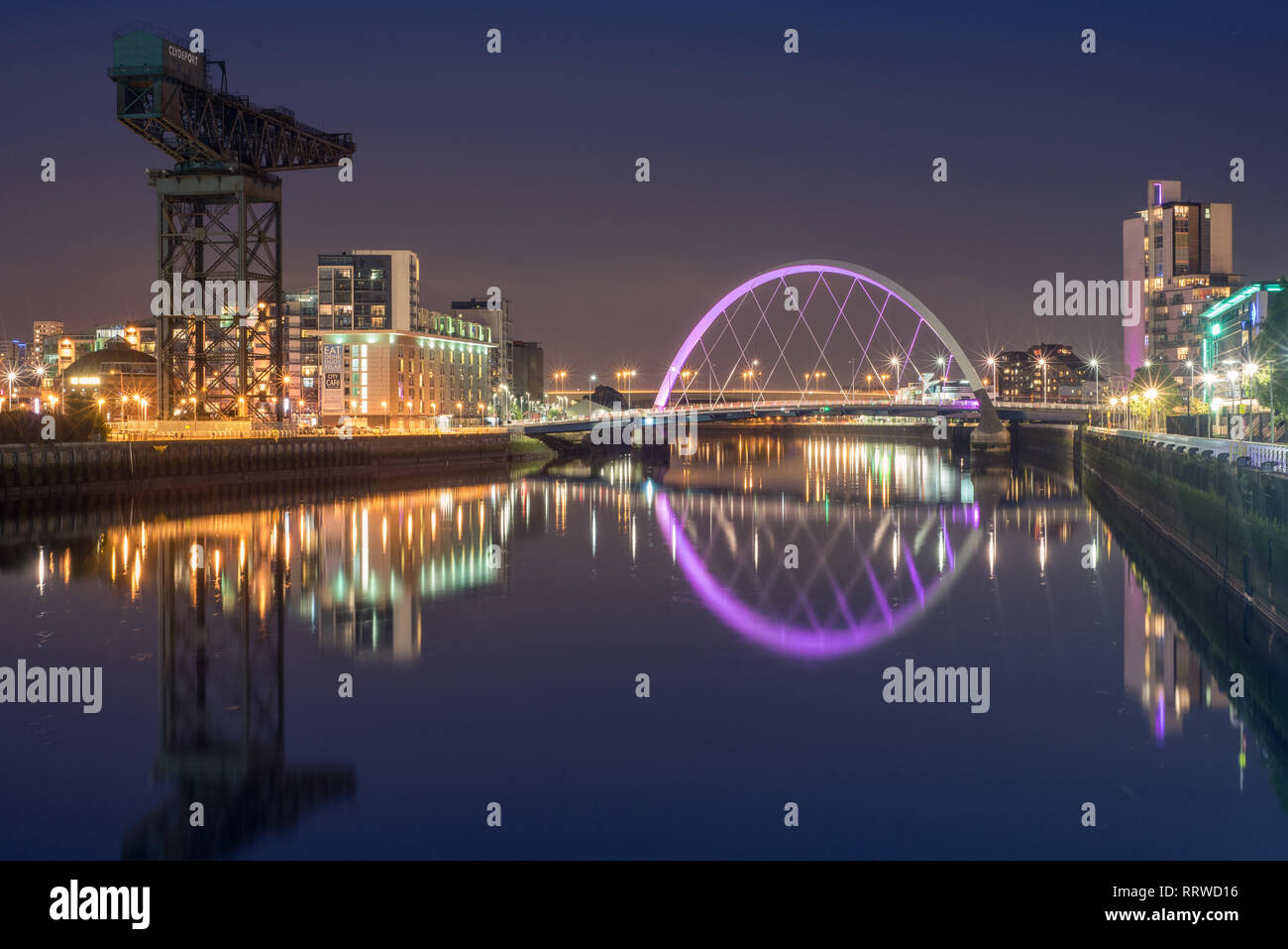 Glasgow/Schottland - 20. September 2016: Die Clyde Arc und den umliegenden Gebäuden in den Clyde River in der Nacht wider Stockfoto