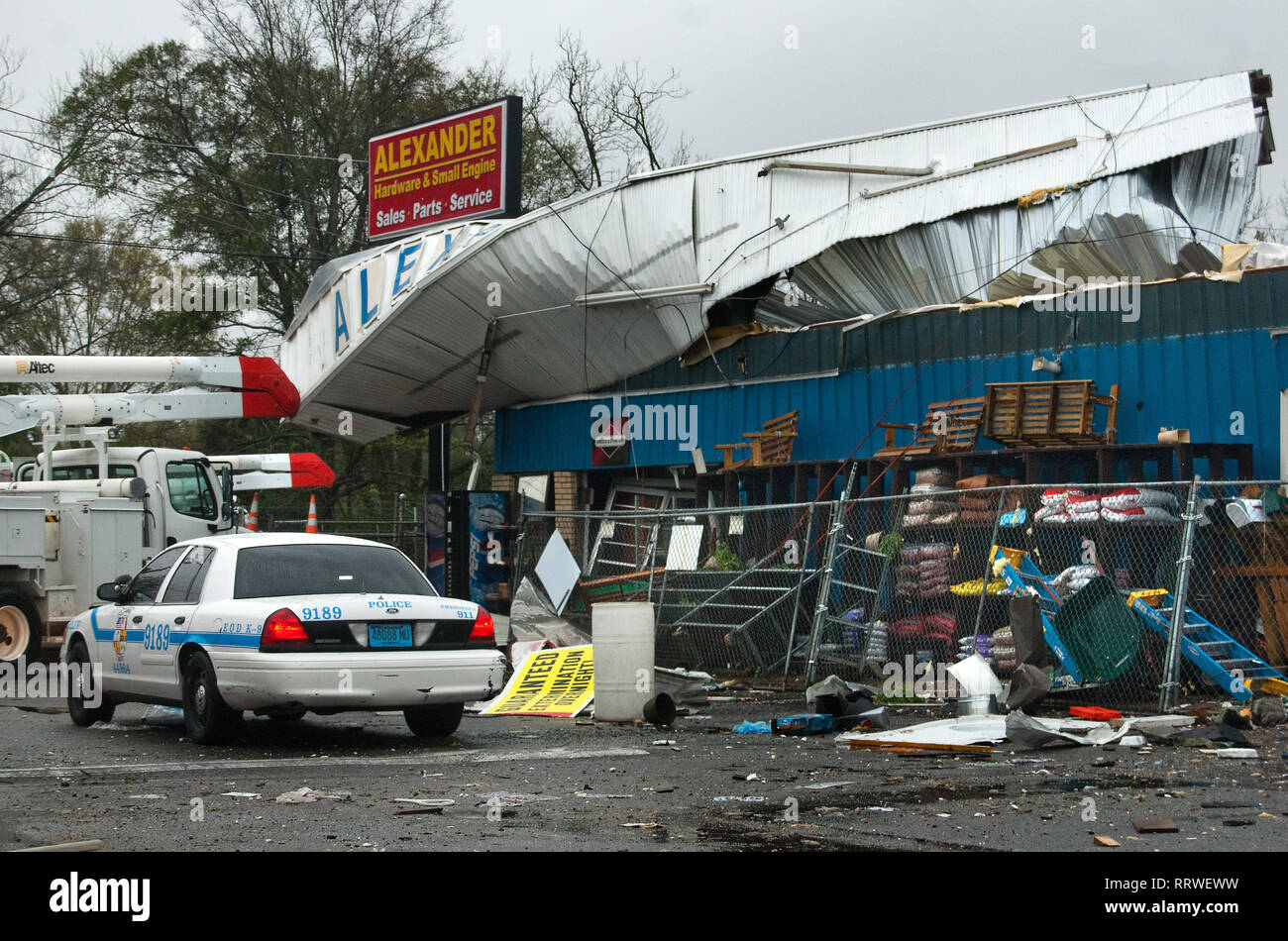 Mobile Police und Alabama Power reagiert auf Alexander Hardware in Theodore, Alabama, nach einer EF-2 Tornado, 9. März 2011. Stockfoto