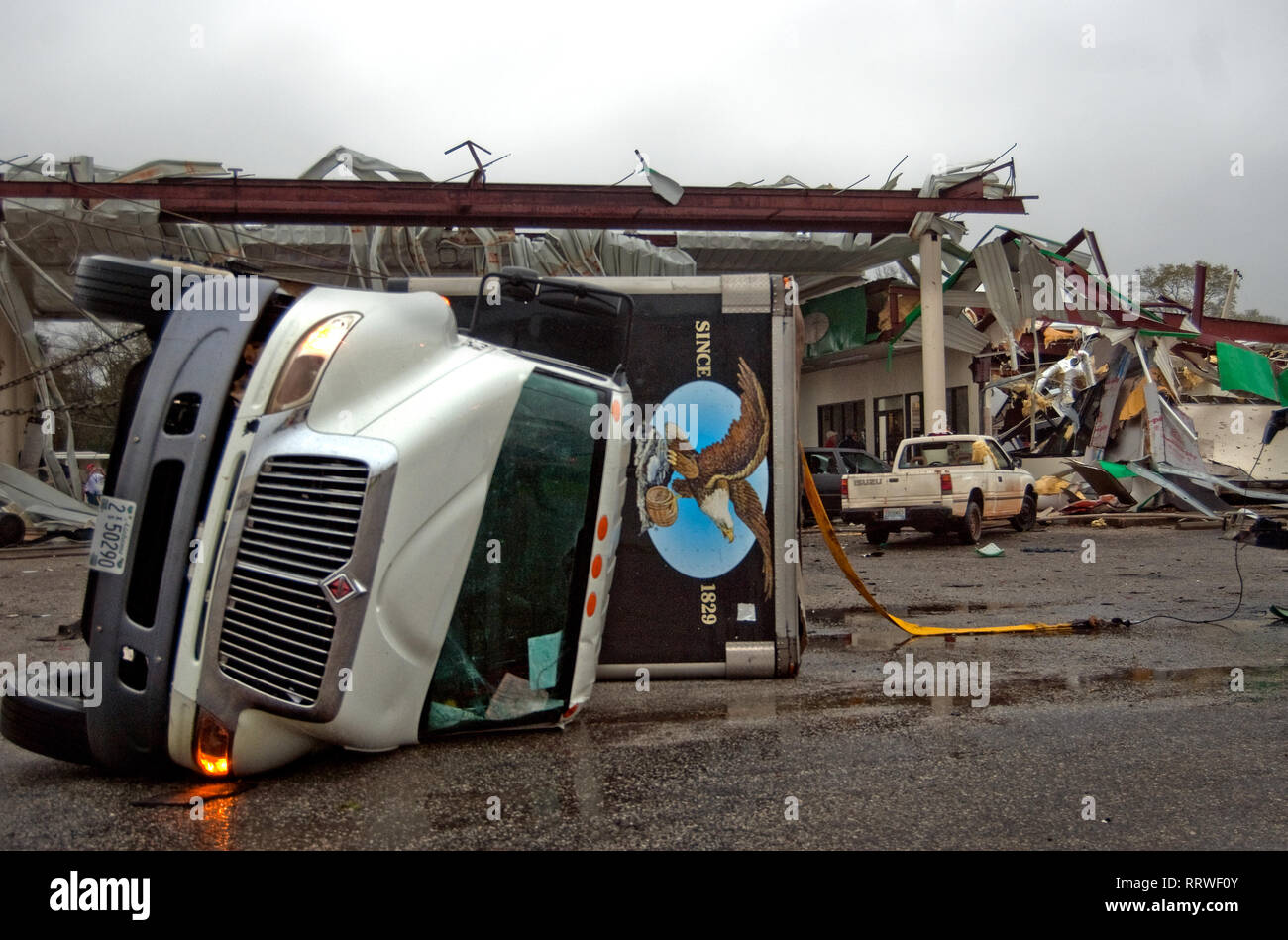 Ein semi-Lkw liegt auf seiner Seite vor einer beschädigten BP-Tankstelle nach einem Tornado in Theodore, Alabama, 9. März 2011. Stockfoto