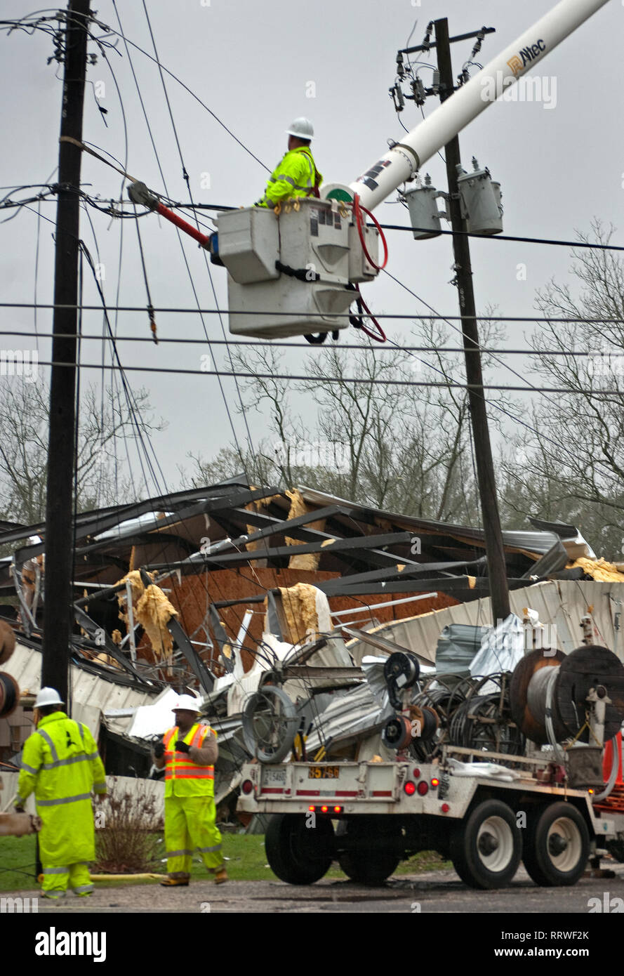 Alabama Power Mitarbeiter arbeiten Strom zur Wiederherstellung nach einem EF-2 Tornado, 9. März 2011, in Theodore, Alabama. Stockfoto