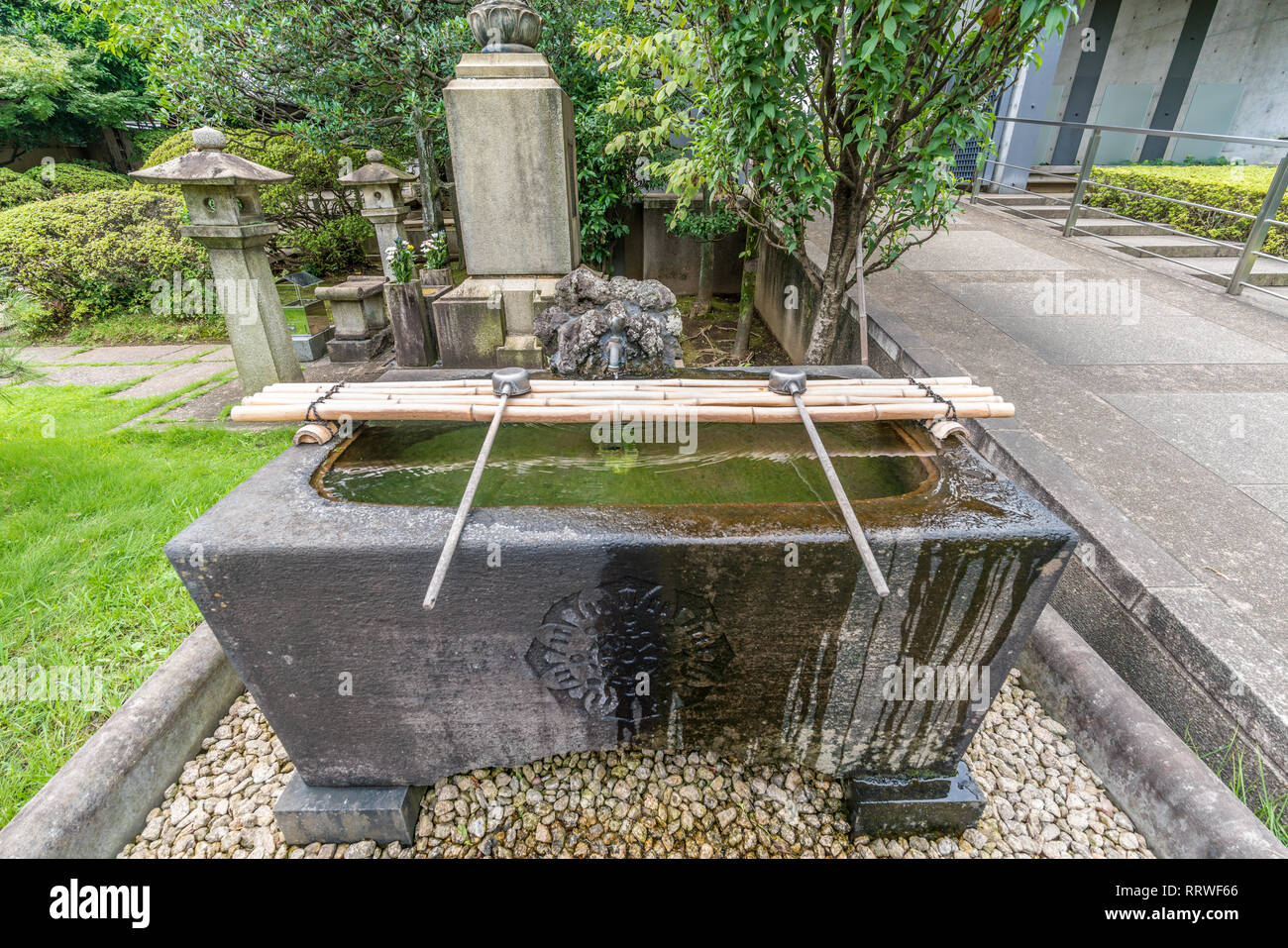 Yanaka, Tokyo, Japan - 18. August 2017: Stein Chozuya oder Temizuya (Wasser Waschung Pavillon) von tennoji Tempel der Tendai Sekte des Buddhismus. In entfernt Stockfoto