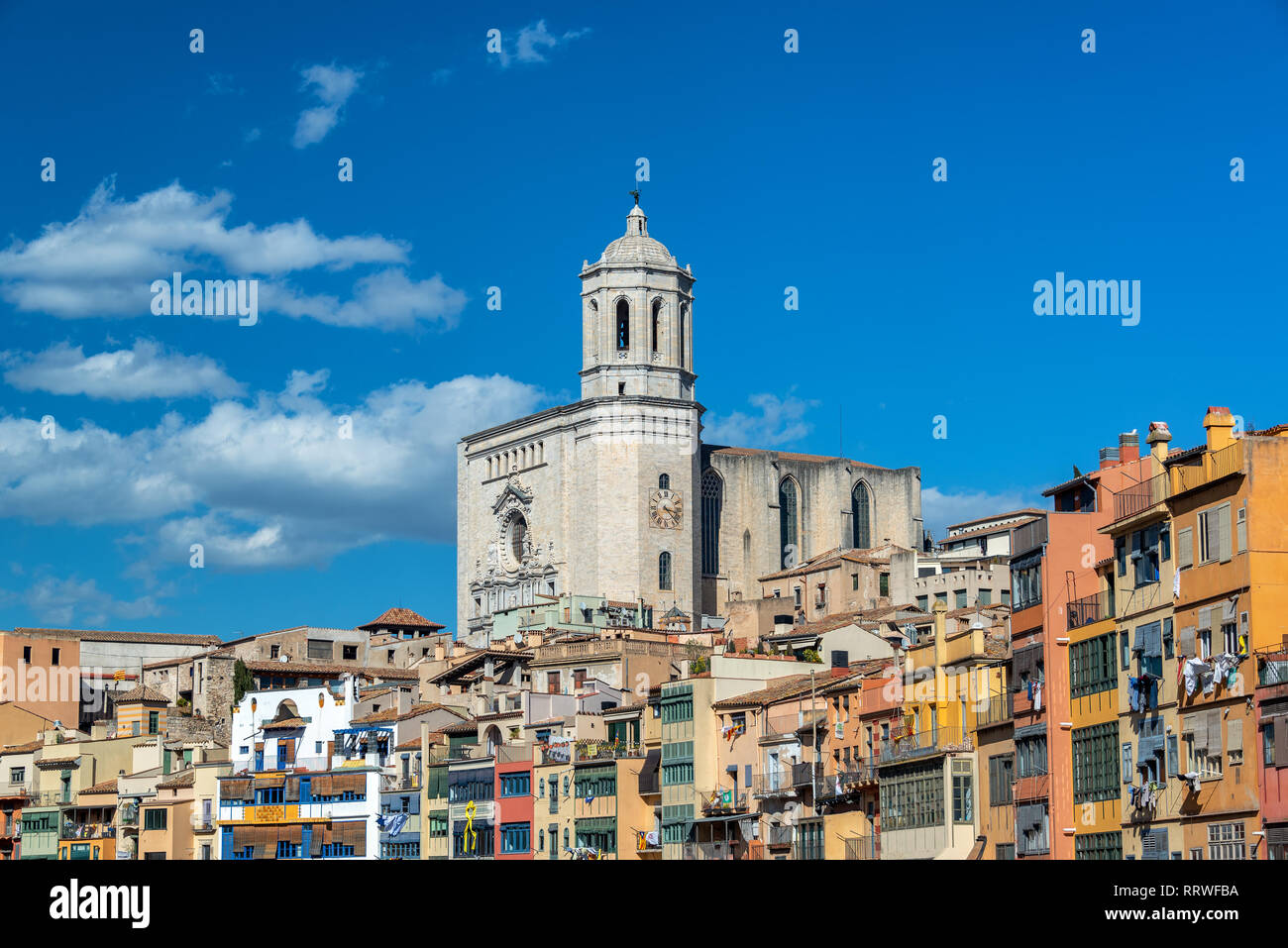Die Kathedrale von Girona steigen über farbenfrohe Gebäude in Girona, Spanien Stockfoto