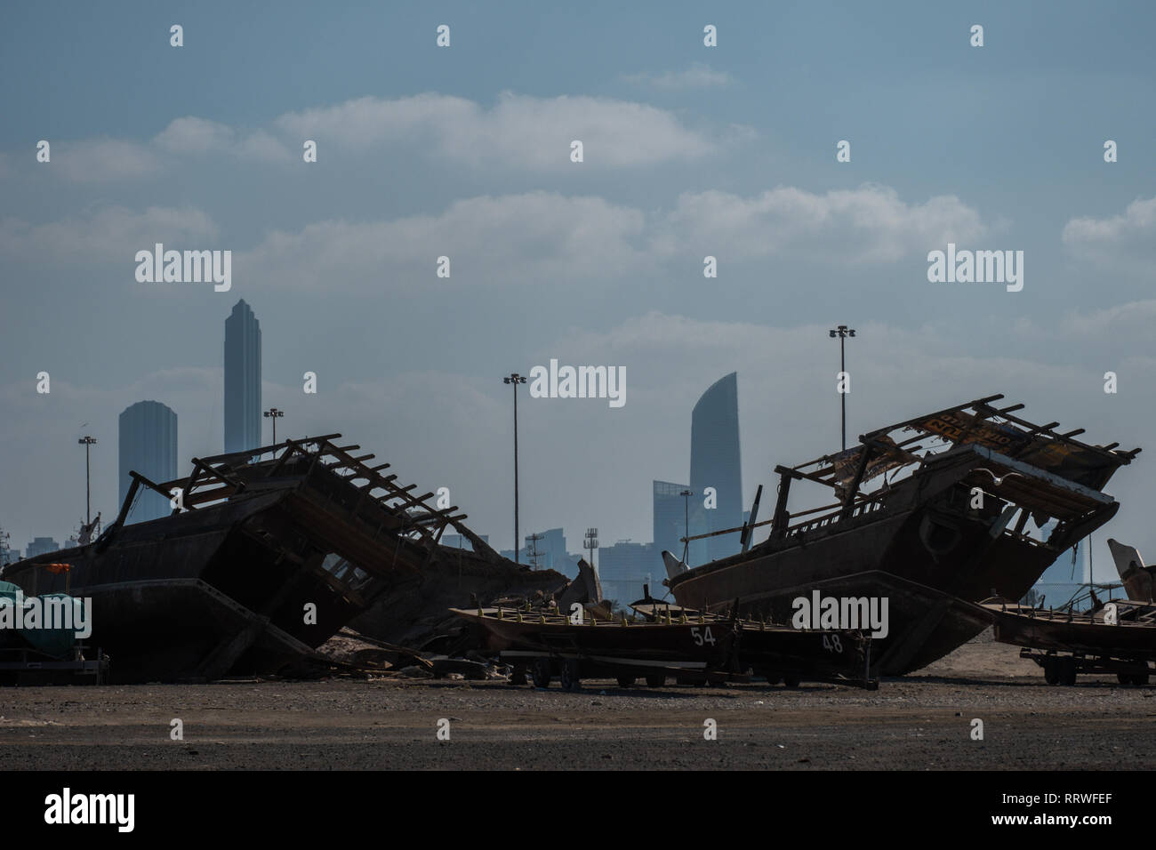 Alte Wracks der hölzernen Dhow Cruise Boote an der Zayed Port Abu Dhabi VAE. Stockfoto