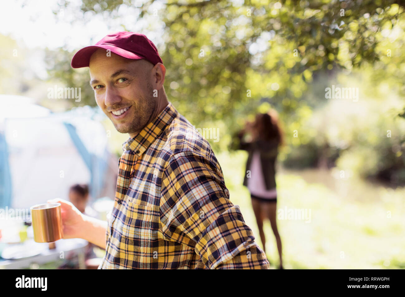 Portrait glücklicher Mann Kaffee trinken bei Sunny Campingplatz Stockfoto