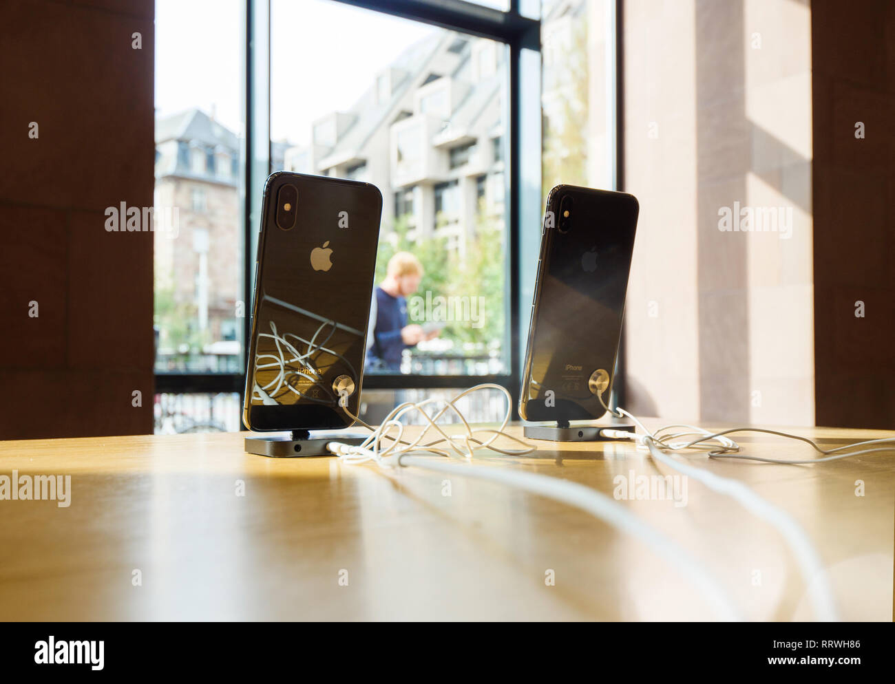 Straßburg, Frankreich - 21.September 2018: Apple iPhone XS und XS Max im Apple Store während der Produkteinführung - Rückansicht der Glasscheibe mit Apple Computern Schriftzug Stockfoto