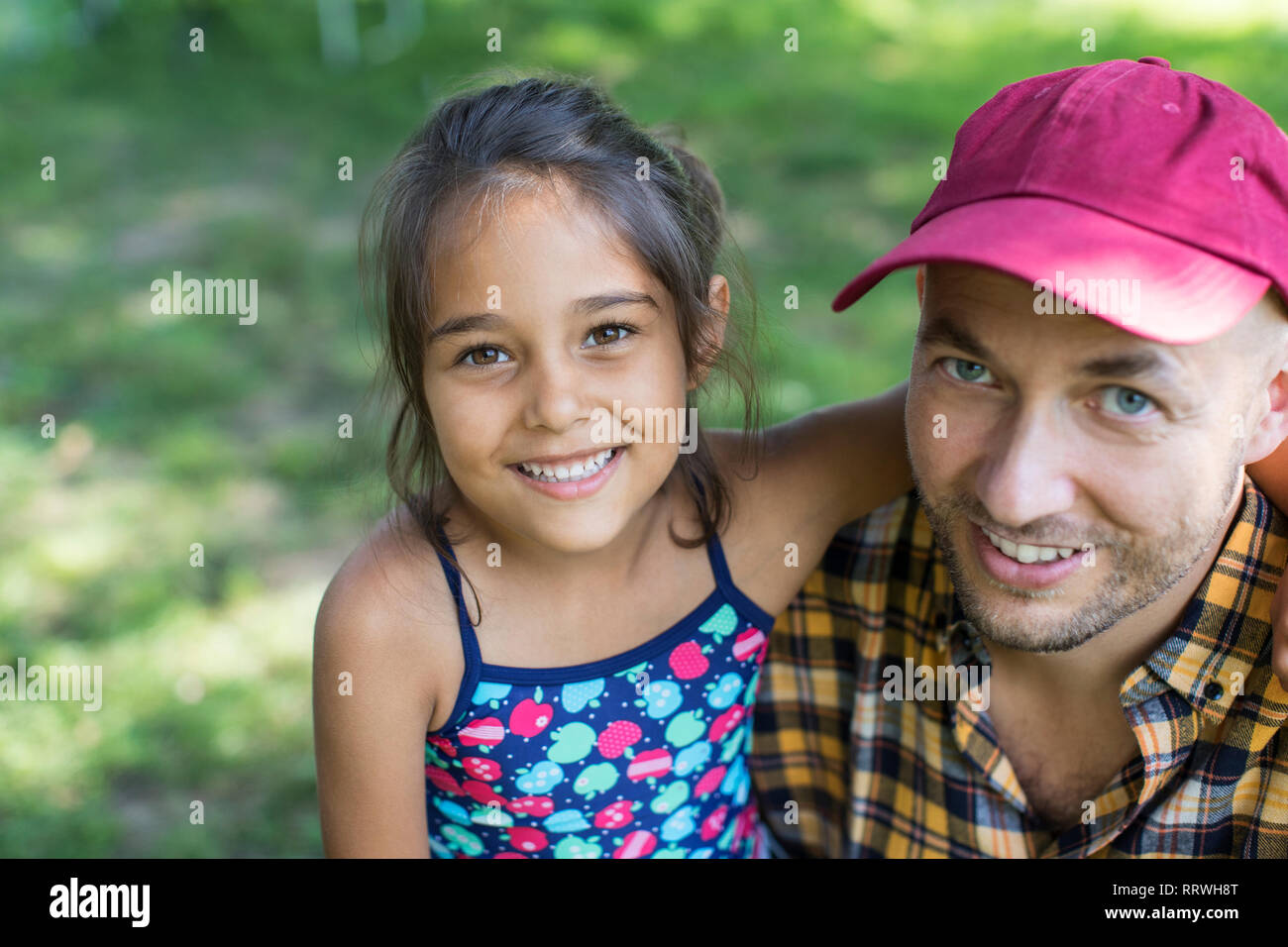 Portrait liebevoller Vater und Tochter umarmen Stockfoto