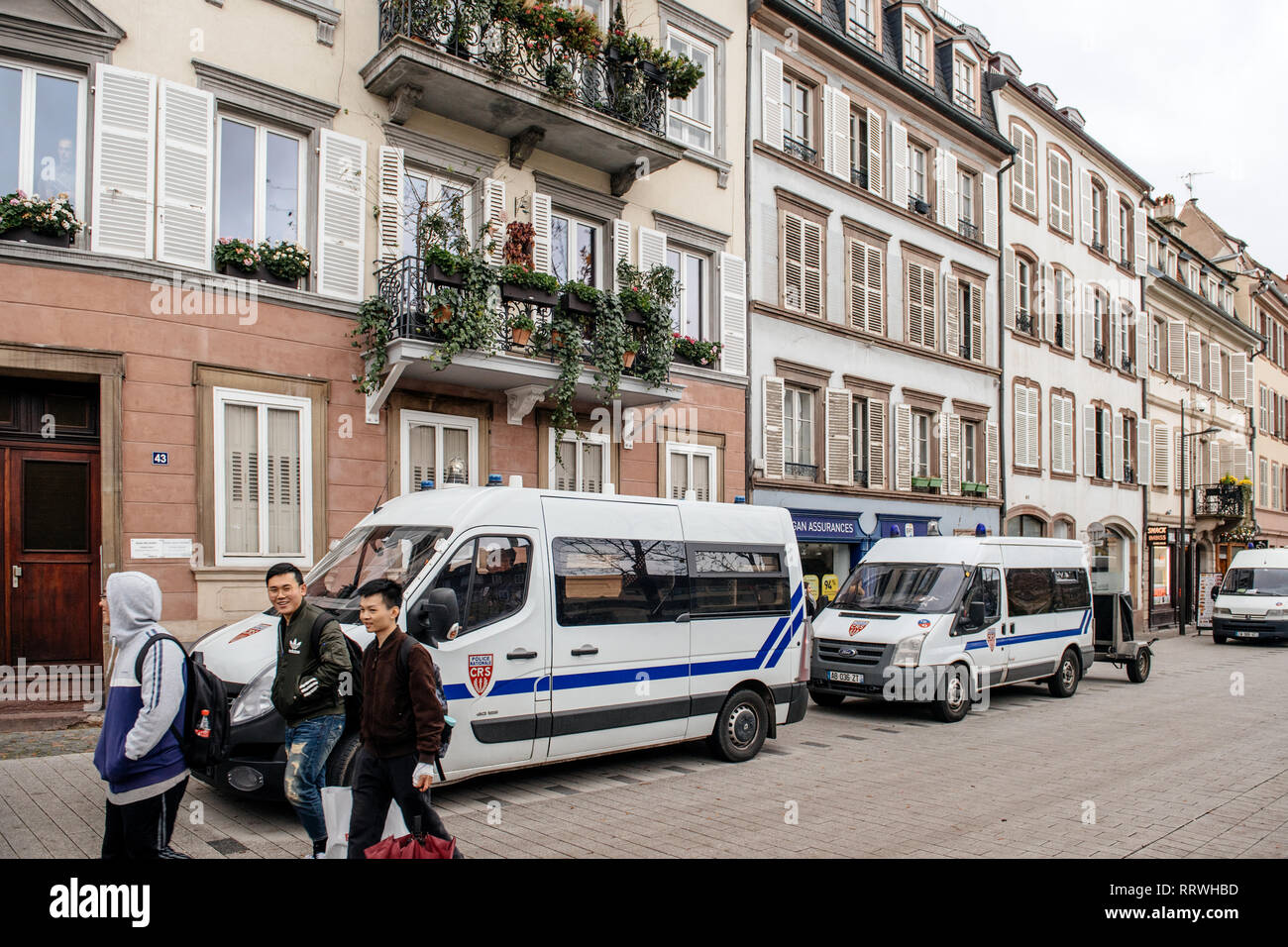 Straßburg, Frankreich - Dez 8, 2018: CRS französische Polizisten, die die Zone am Quai des Bateliers Straße Schutz gegen gelbe Jacken Stockfoto