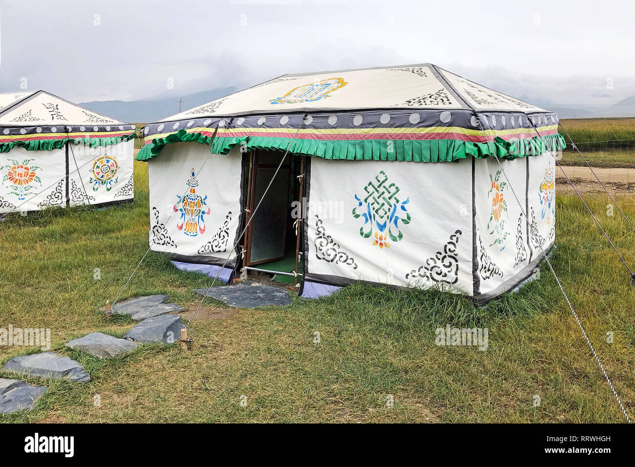 Ein Quadrat Jurte Zelt. Eingang zu einem Traditionellen mongolischen Nomaden Hütte. Einem orientalischen authentische Tibetische Haus. Eine offene Tür in ein temporäres Yugur Haus. Stockfoto