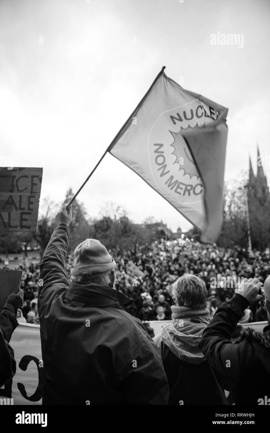 Straßburg, Frankreich - Dez 8, 2018: Mann mit nuklearen nein Danke Flagge schwenkten vor Publikum bei den nationawide Protest Marche Pour le Climat vor der Straßburger Universität Stockfoto