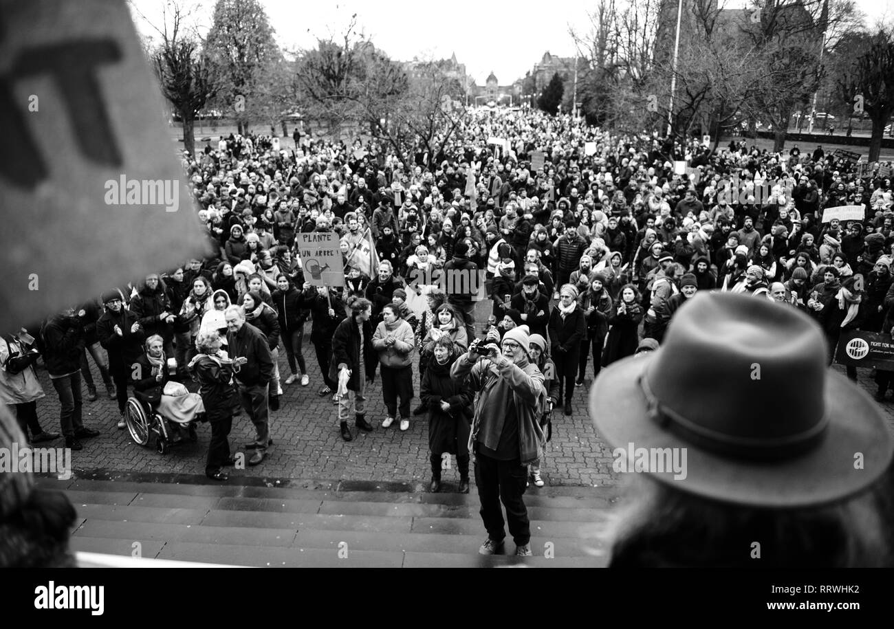 Straßburg, Frankreich - Dez 8, 2018: der Mann, der die Menge der nationawide Protest Marche Pour le Climat vor der Straßburger Universität zu Stockfoto