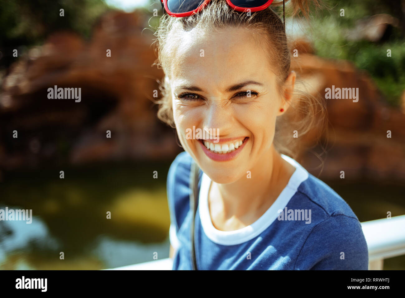 Portrait von glücklichen gesunden alleinreisender Frau in Blau t-shirt auf River Boat in malerischen Fluss Kreuzfahrt. Stockfoto