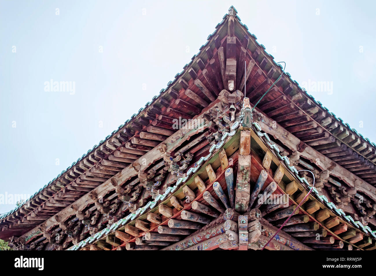Holz- Traditionelle Chinesische Dach der Pagode. Dachkonstruktion aus Buddhistischer Tempel. Orientalische Architektur des Klosters Kumbum in Xining. Stockfoto