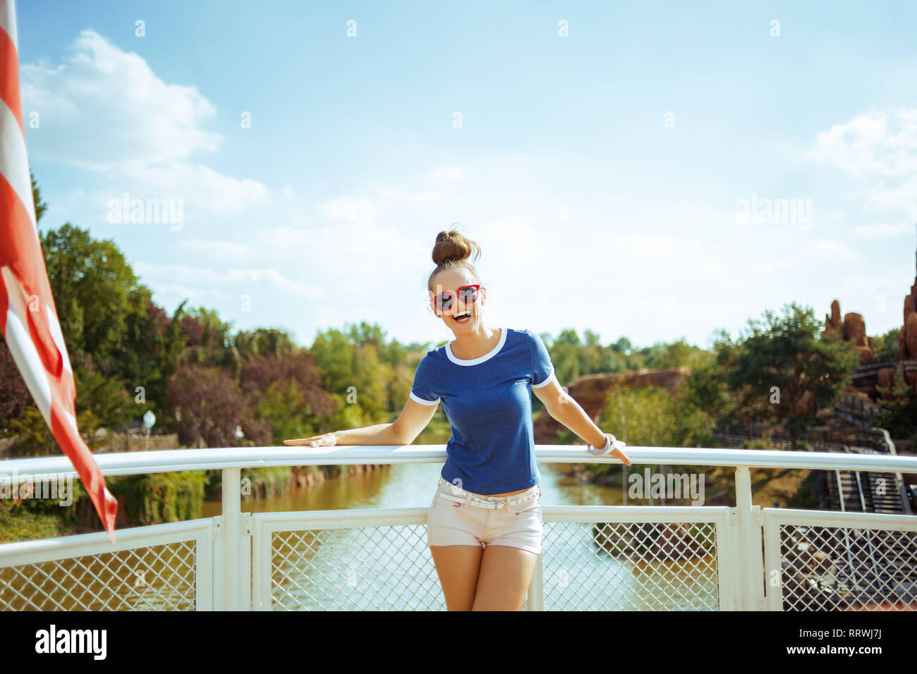 Happy fit Solo touristische Frau in Blau t-shirt auf River Boat in River Cruise. Stockfoto