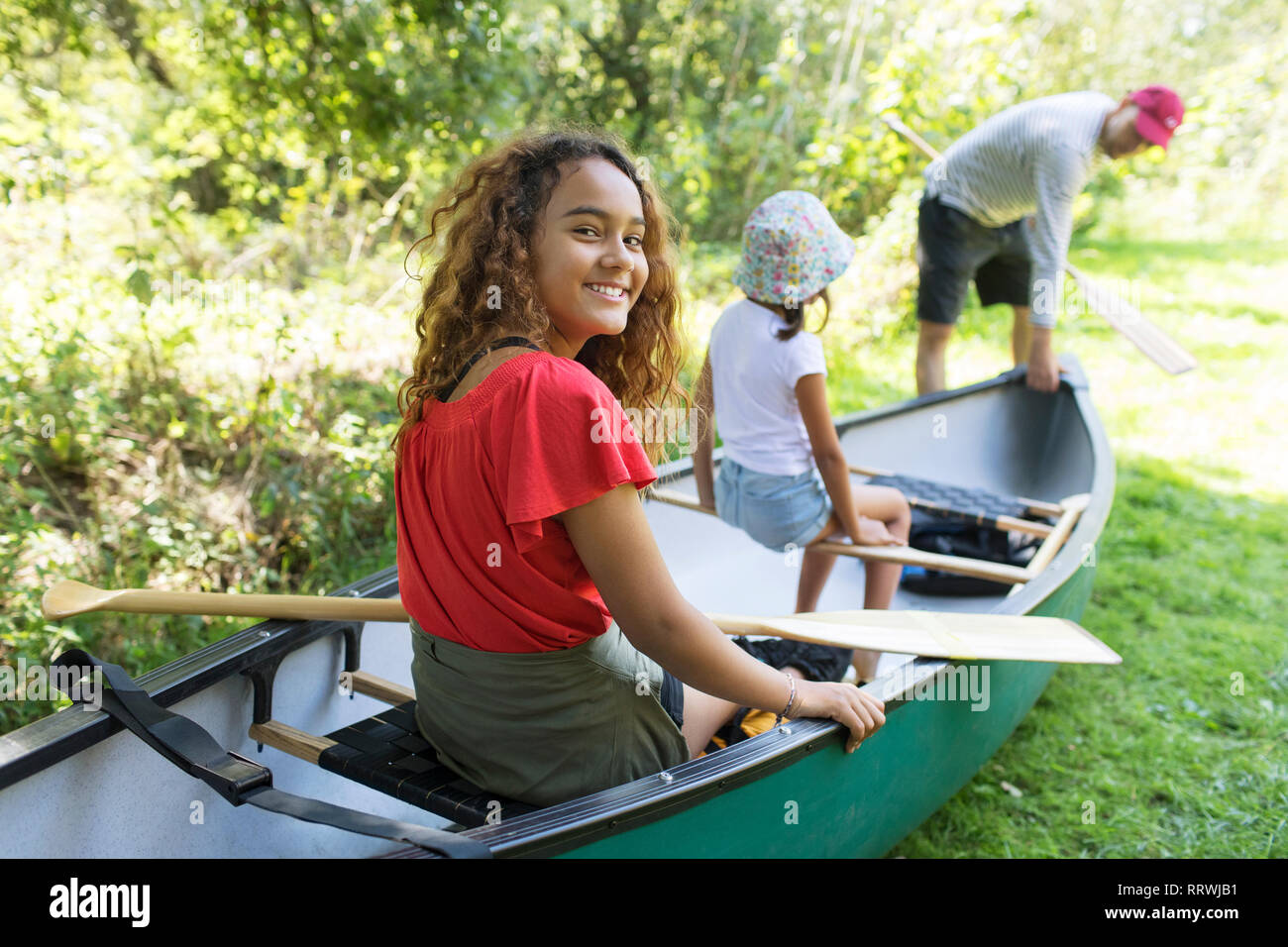 Portrait lächelnde Mädchen in Canoe Stockfoto