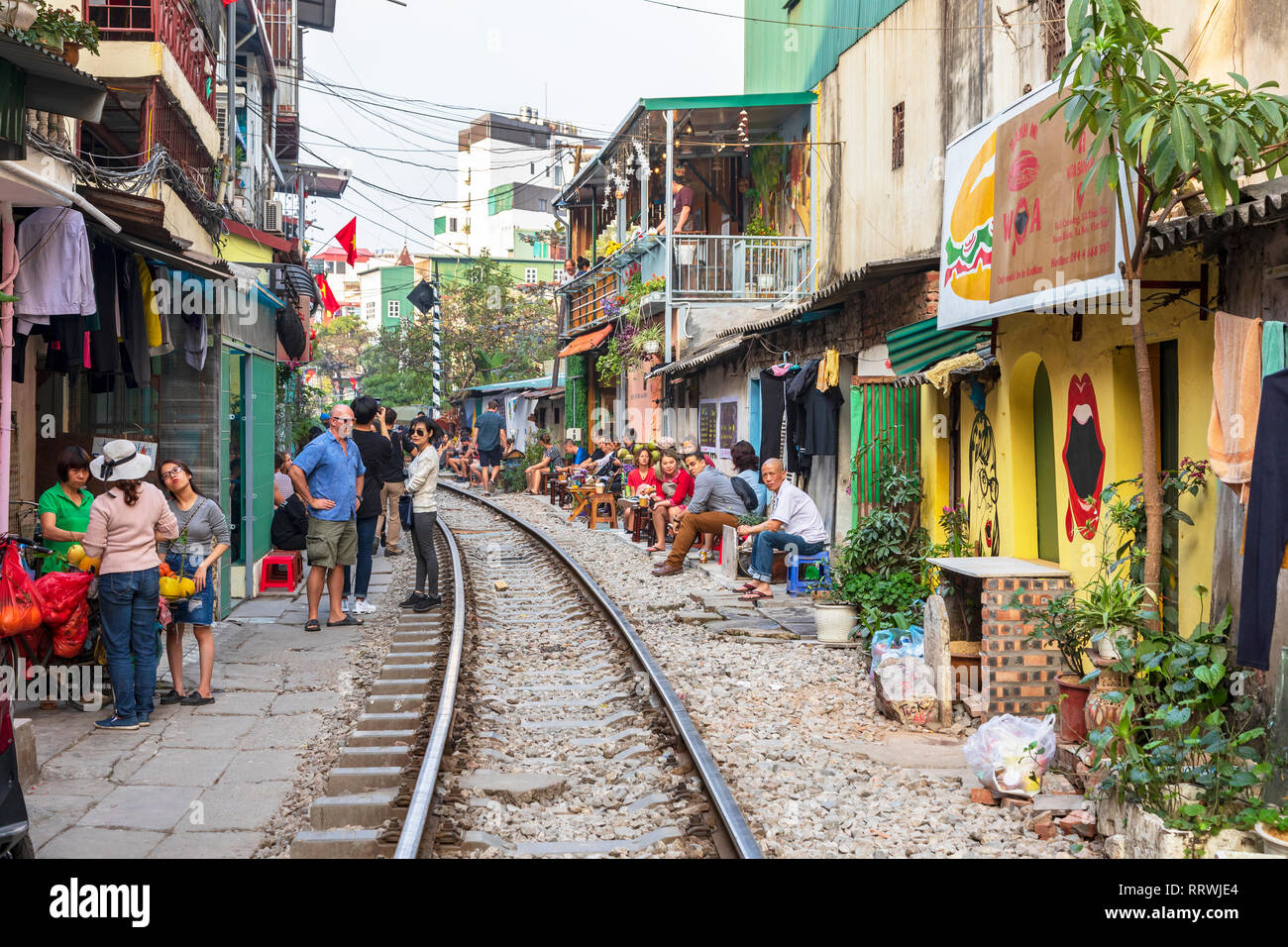 Anzeigen von Hanoi Bahnhof Straße zwischen Le Duan und Kham Thin Straße in Hanoi Old Quarter, Hanoi, Vietnam, Asien Stockfoto