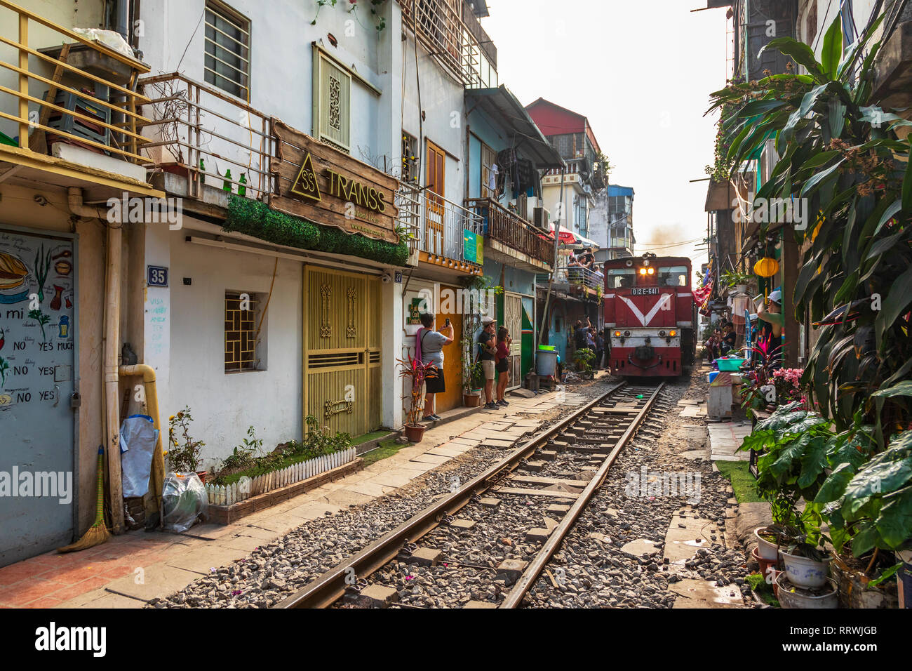 Anzeigen von Hanoi Bahnhof Straße zwischen Le Duan und Kham Thin Straße in Hanoi Old Quarter, Hanoi, Vietnam, Asien mit dem Zug von Hanoi Station Stockfoto