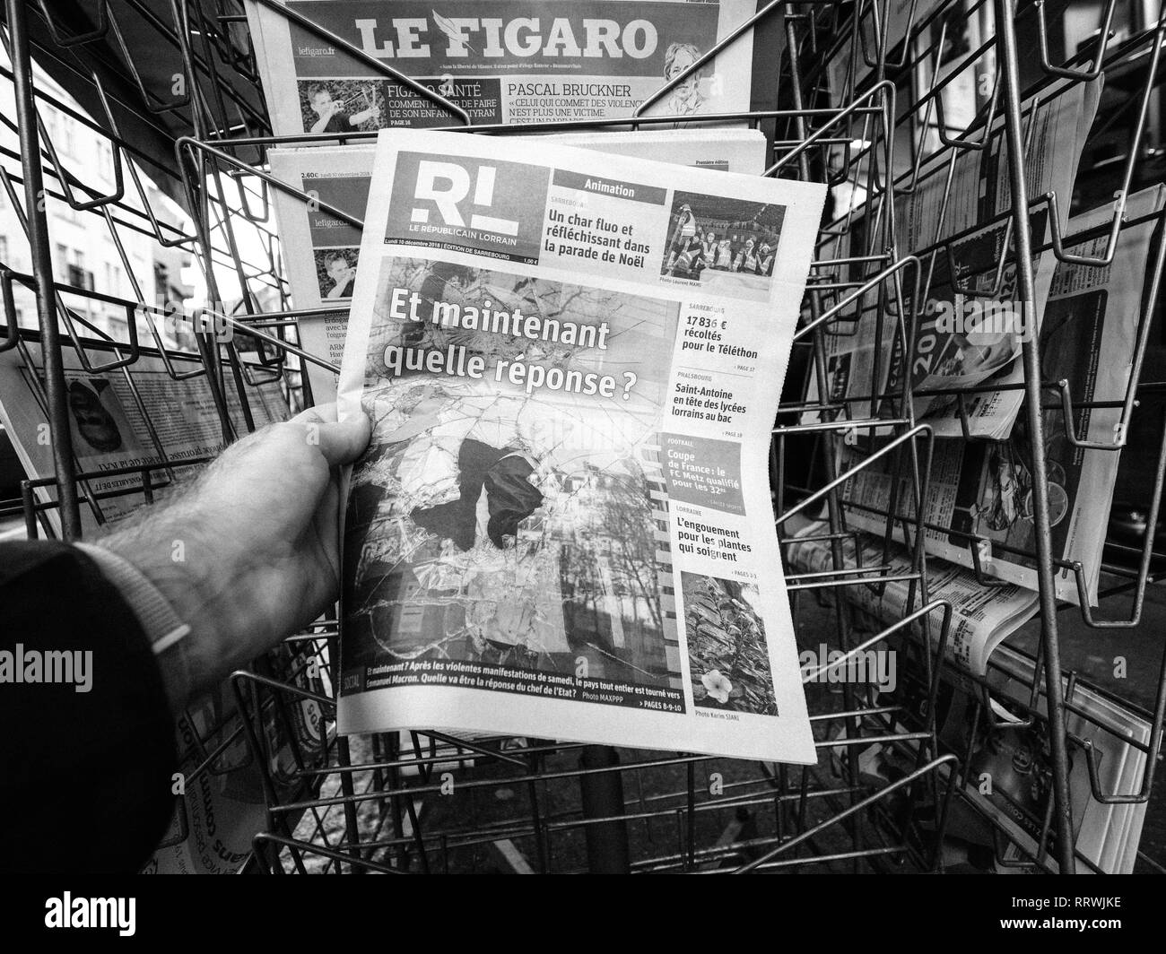 PARIS, Frankreich, 10.Dezember, 2018: Zeitungskiosk kiosk Presse verkaufen mit Hand kaufen Le Republicain Lorrain, die jüngsten Ereignisse in Frankreich Stockfoto