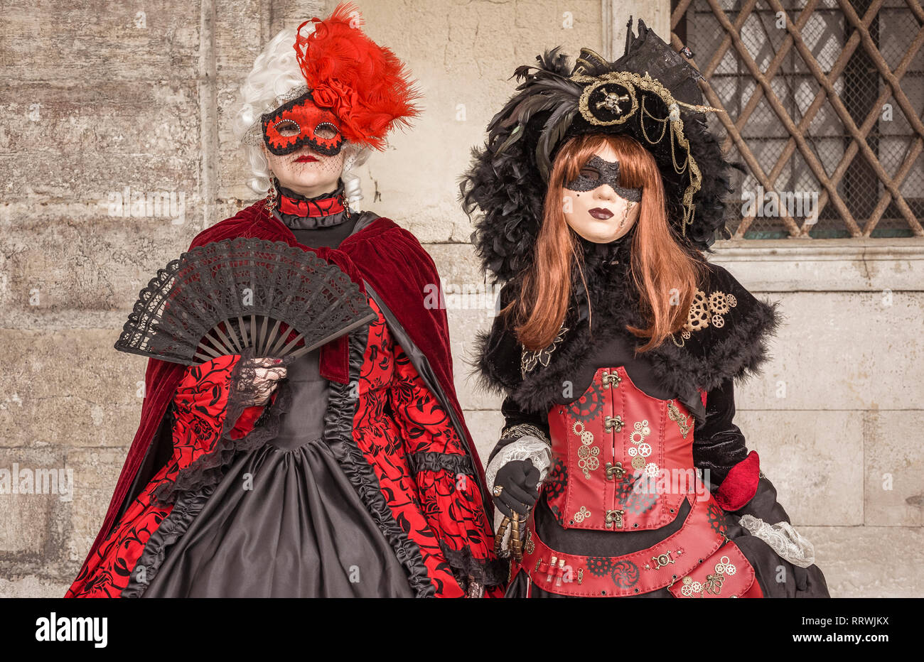 Paar maskierte Frauen in Venedig Stockfoto