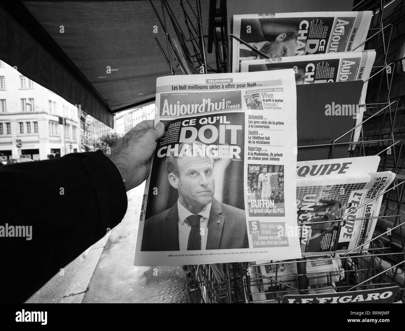 PARIS, Frankreich, 10.Dezember, 2018: Zeitungskiosk kiosk Presse verkaufen mit Mann kaufen Aujourd'hui Heute Zeitung mit Emmanuel Macon auf der Vorderseite - Schwarz und Weiß Stockfoto