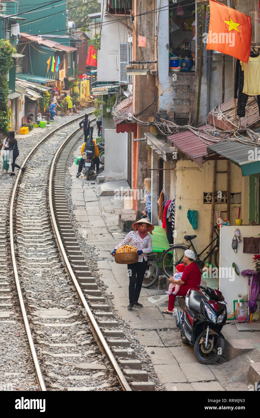 Anzeigen von Hanoi Bahnhof Straße zwischen Le Duan und Kham Thin Straße in Hanoi Old Quarter, Hanoi, Vietnam, Asien Stockfoto