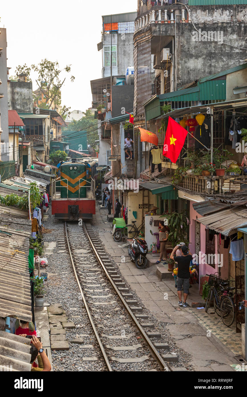 Anzeigen von Hanoi Bahnhof Straße zwischen Le Duan und Kham Thin Straße in Hanoi Old Quarter, Hanoi, Vietnam, Asien mit dem Zug von Hanoi Station Stockfoto