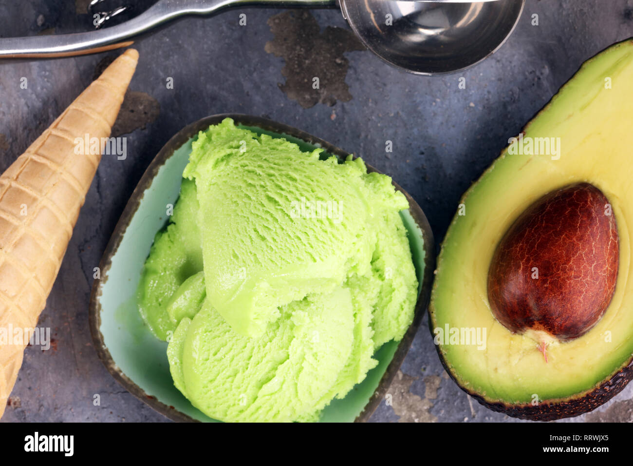 Hausgemachte Grune Bio Avocado Eis Bereit Zu Essen Hass Avocado Icecream Stockfotografie Alamy