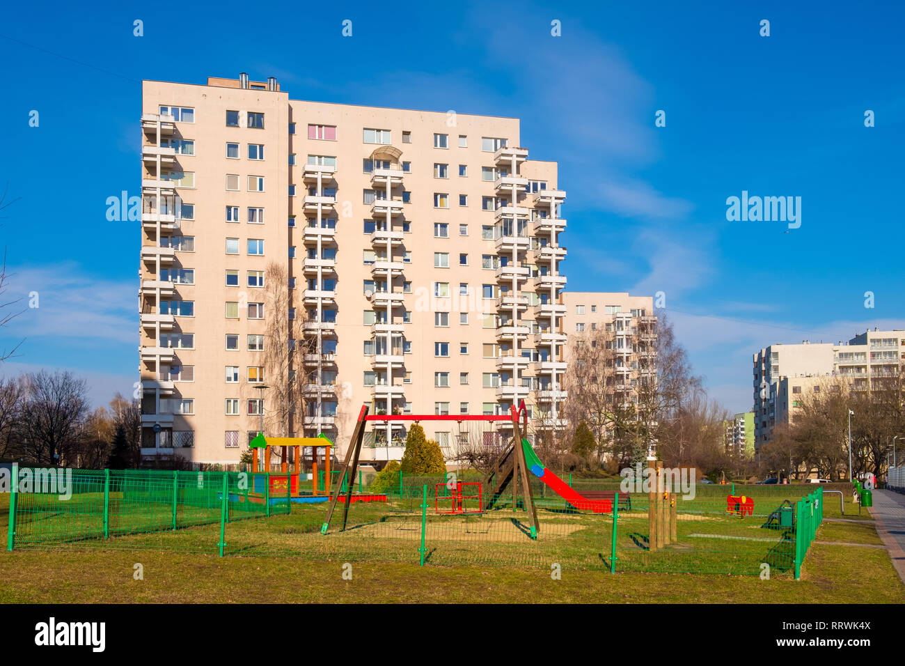 Warszawa, Masowien/Polen - 2019/02/23: Sluzew nad Dolinka Bezirk mit großen Wohn- Architektur und Kinder Spielplatz im Ohr Stockfoto