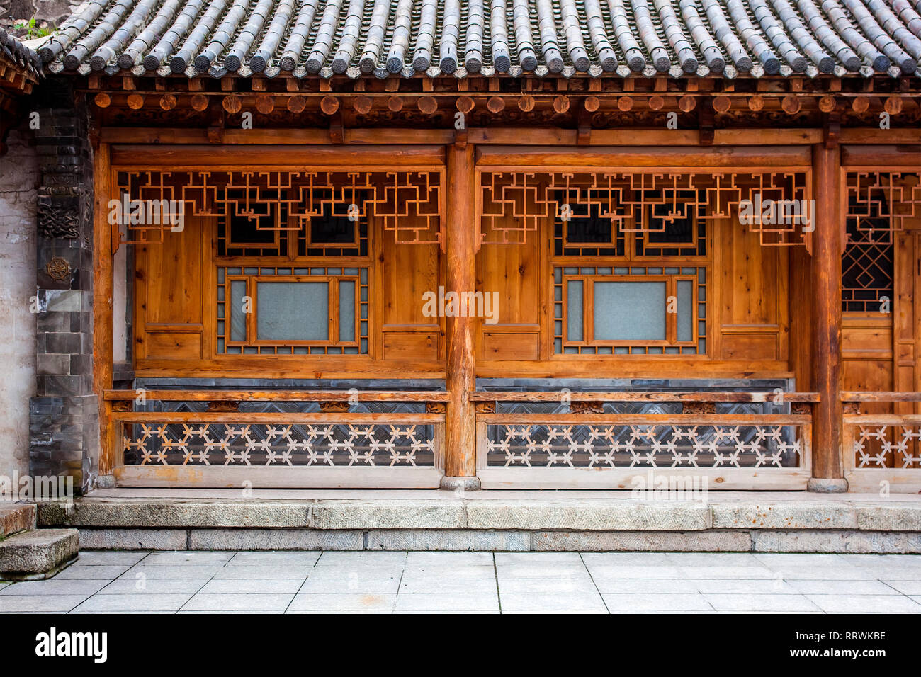 Traditionelle Chinesische Architektur eines Storie Haus. Innenhof eines renovierten orientalische Gebäude. Details von Holz geschnitzt. Stockfoto