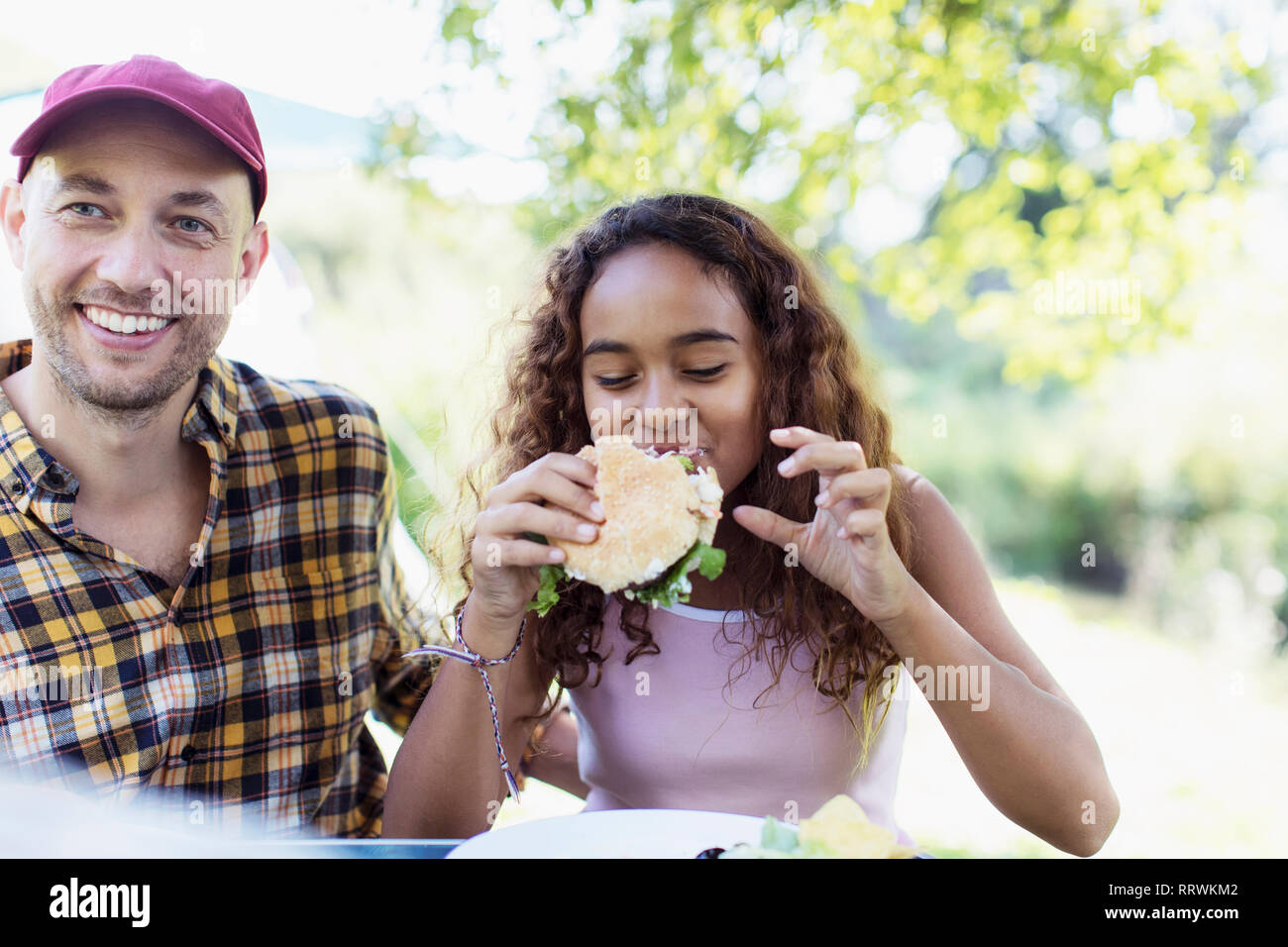 Vater und Tochter genießen Grill Hamburger Stockfoto
