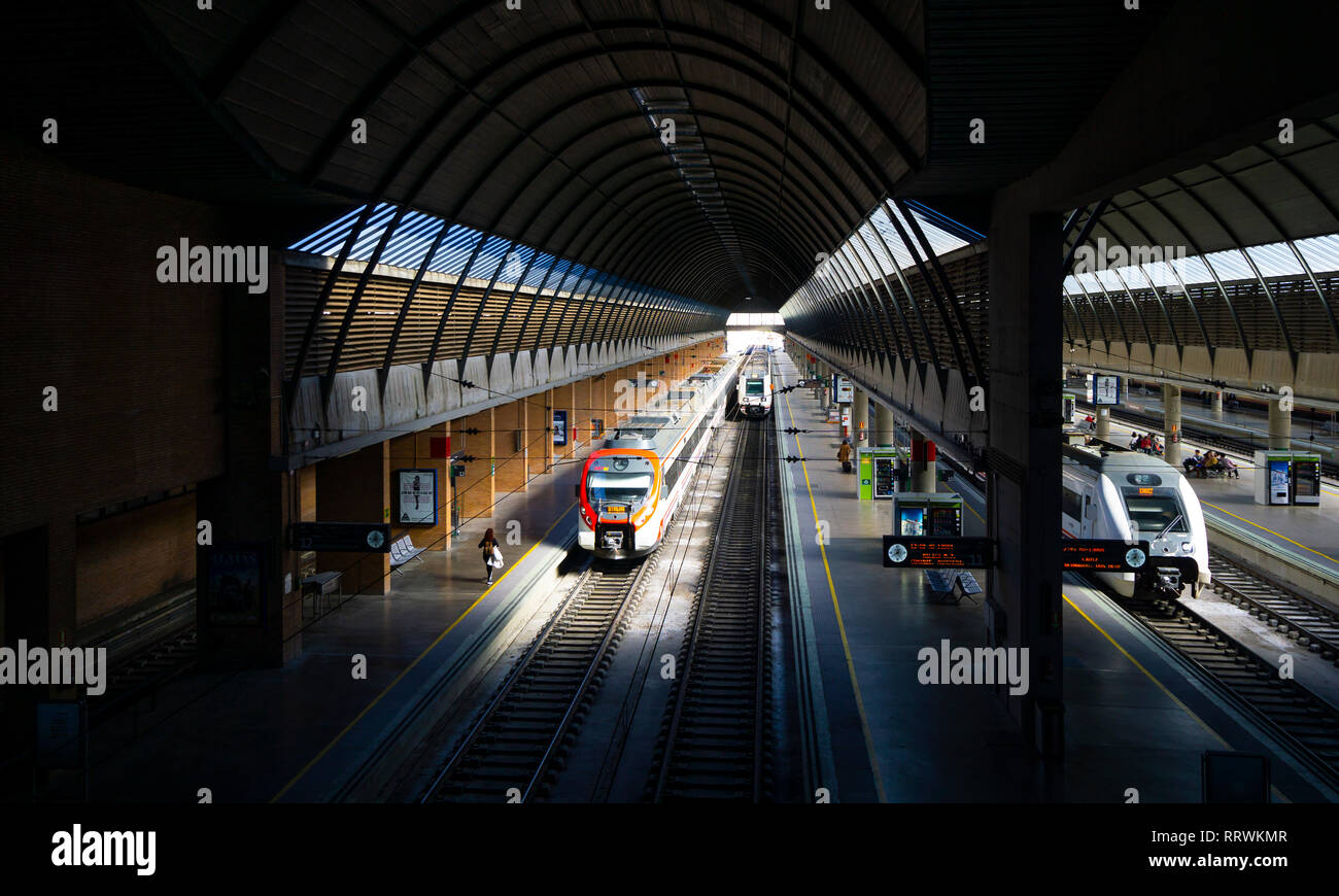 Plattformen und Züge in Sevilla Santa Justa Bahnhof railway​ in Sevilla, Spanien (Kopie) Stockfoto