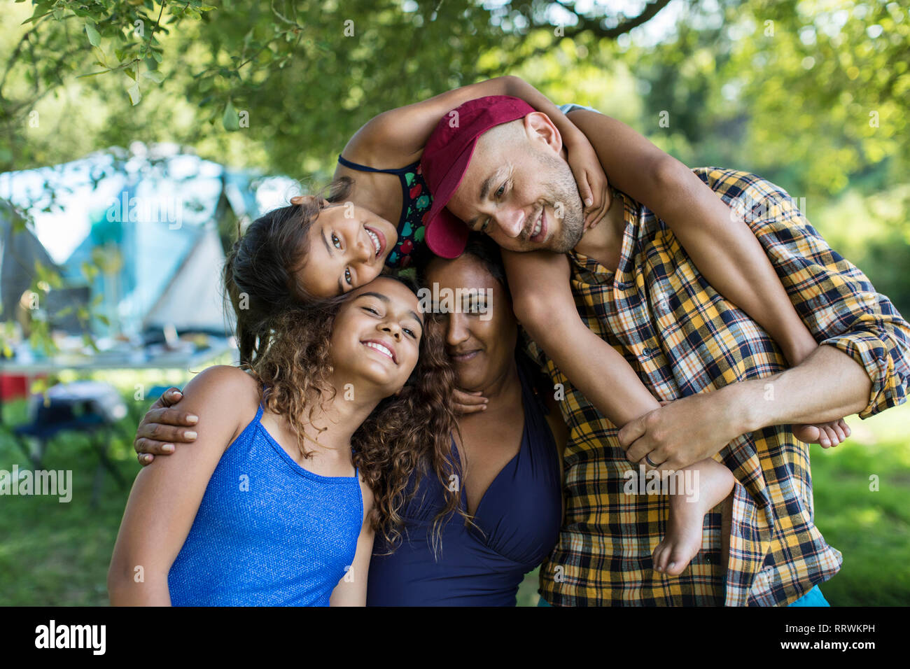 Portrait glückliche, unbeschwerte Familie Camping Stockfoto
