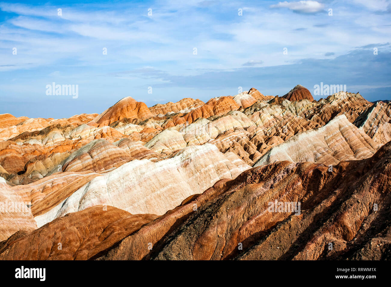Nach oben Rainbow Bergen geologischen Park. Gestreifte Zhangye Danxia Relief geologischen Park in der Provinz Gansu, China. Scharfe Spitzen und Tal Stockfoto