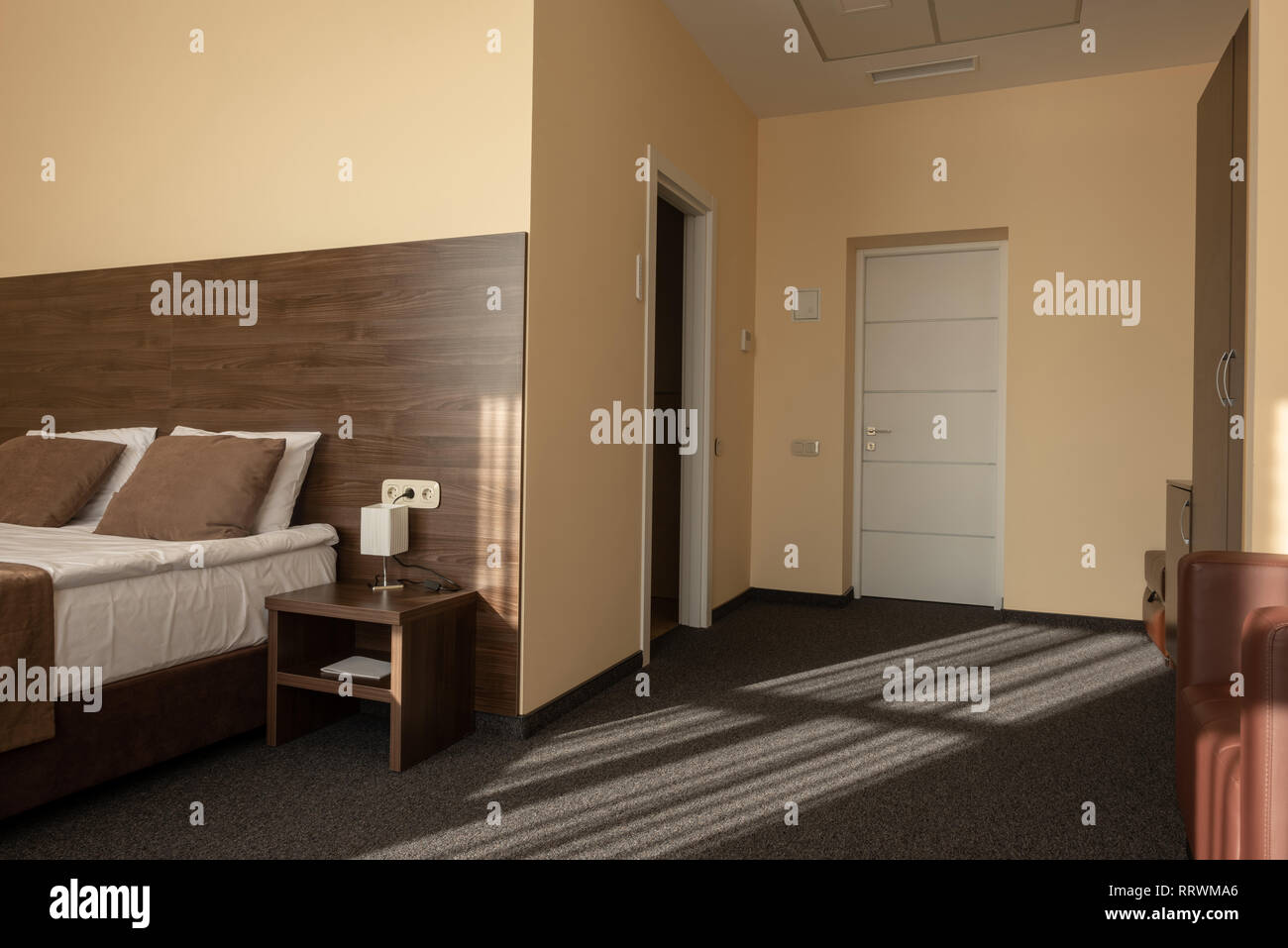 Modernes Hotel, Schlafzimmer mit Bett in brauner Farbe Stockfoto