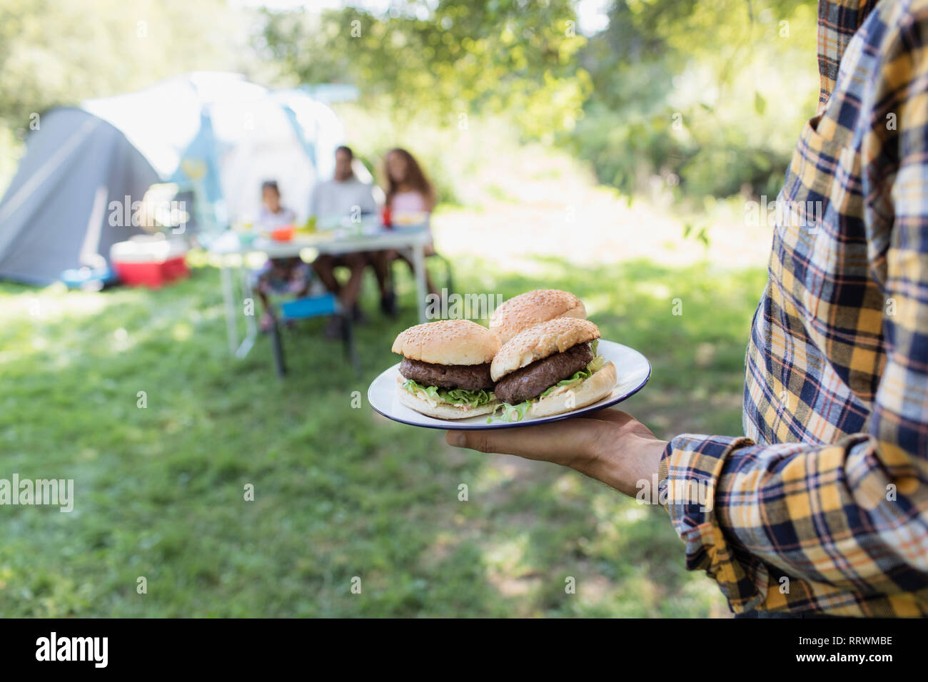 Vater mit Grill Hamburger Familie Camping Stockfoto
