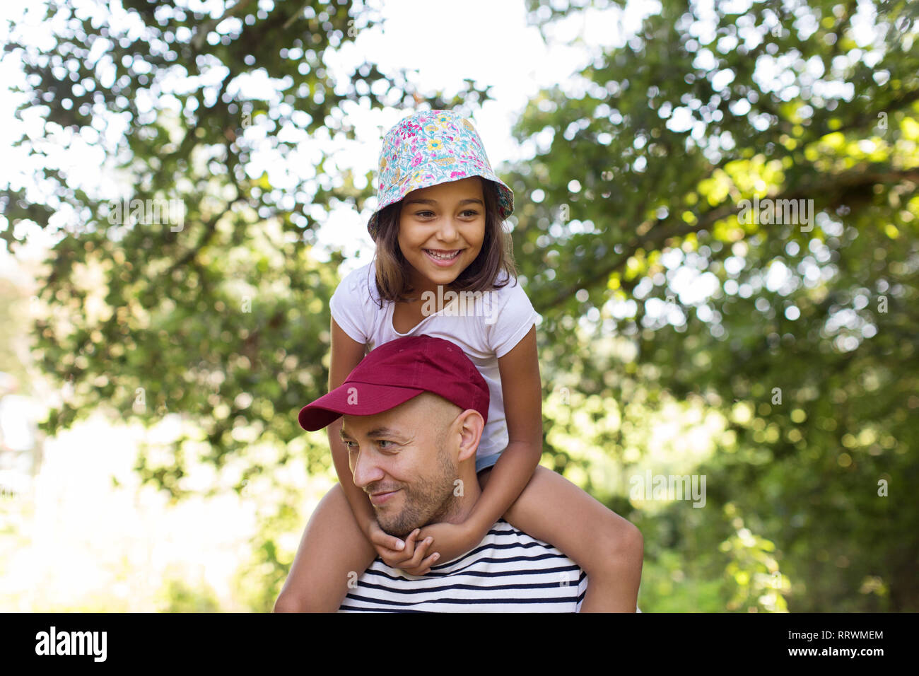 Vater mit Tochter auf Schultern im park Stockfoto