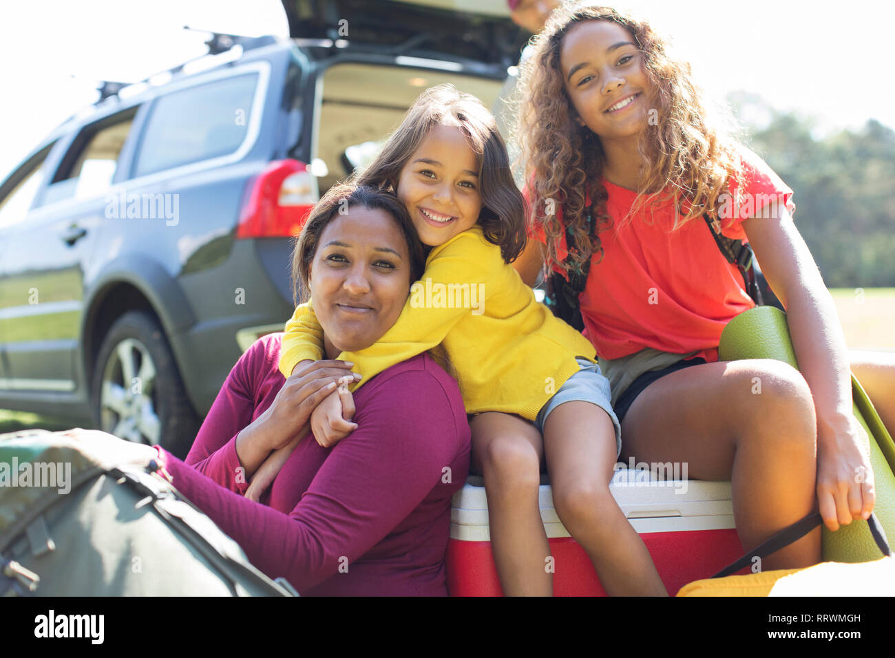 Portrait glückliche Mutter und Töchter Camping Stockfoto