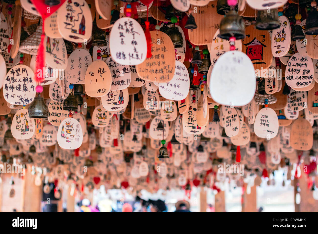CHINA, ZHANGYE - SEPTEMBER 15, 2018. Hängende Gebete sind auf Karten in der chinesischen Sprache geschrieben. Wünsche bete zum Gott werden ausgesetzt vom Dach. Stockfoto