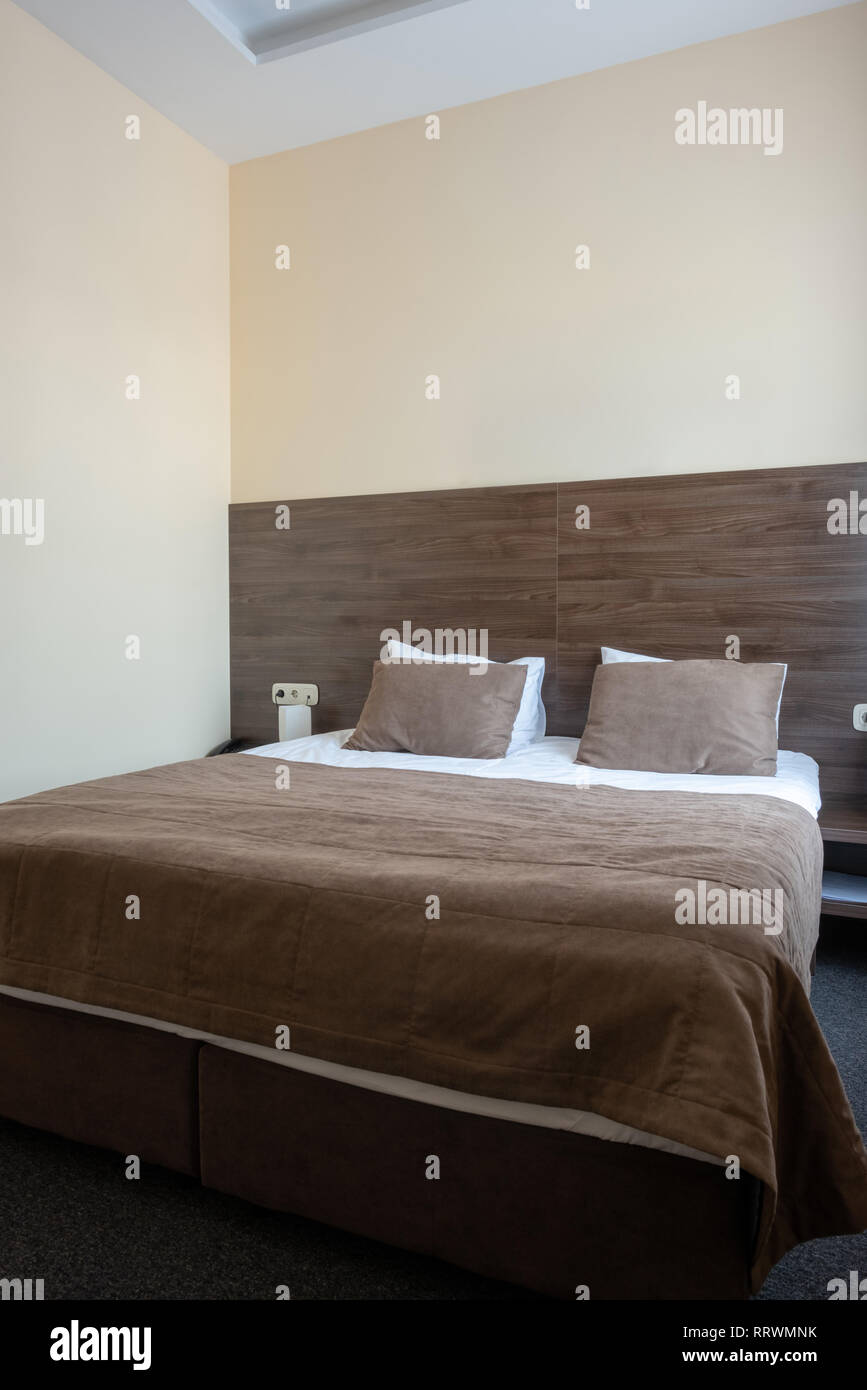 Moderne braun Schlafzimmer mit Doppelbett im Hotel Stockfoto