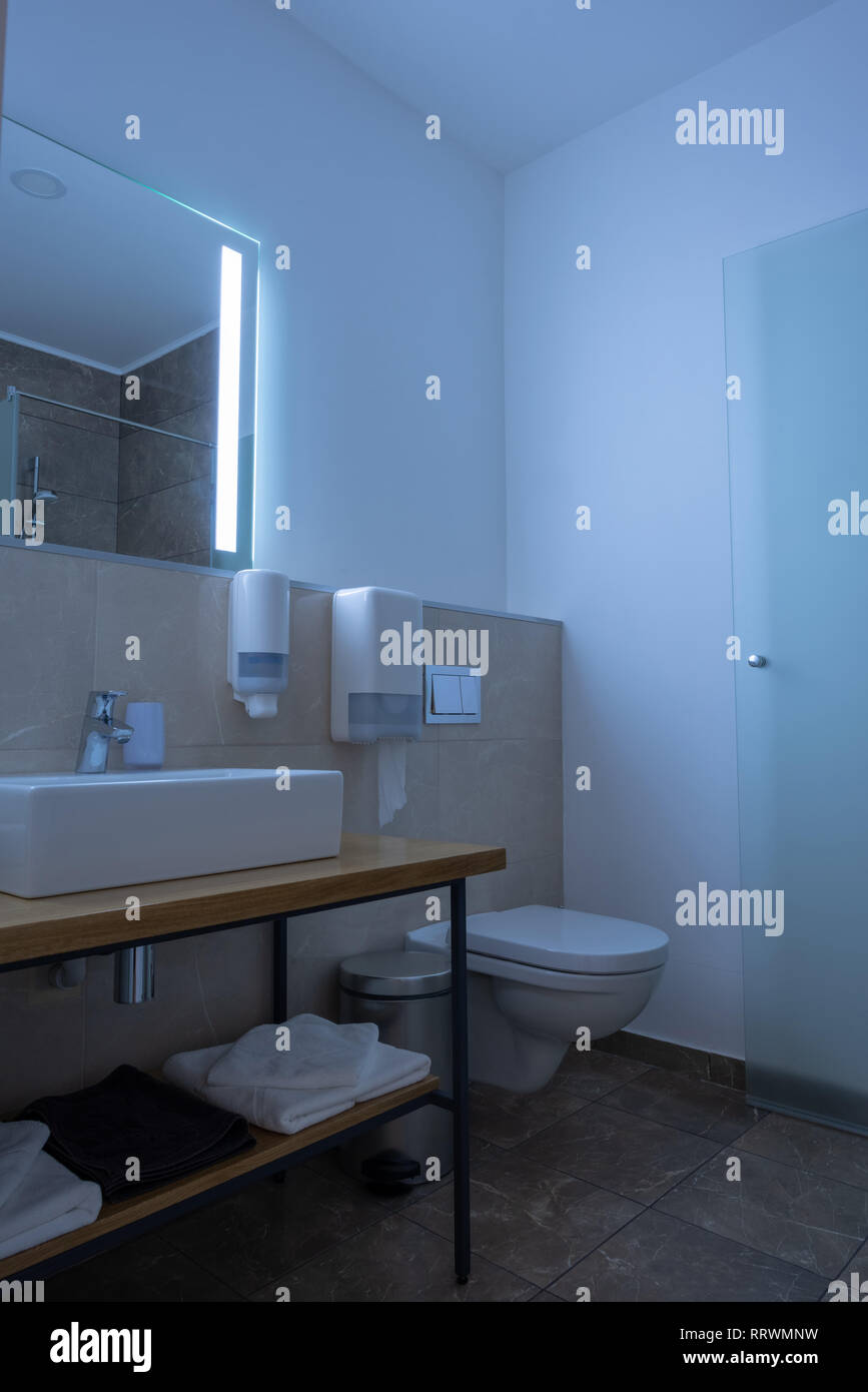 Hotel Bad mit Waschbecken, WC, Spiegel und Handtücher Stockfoto