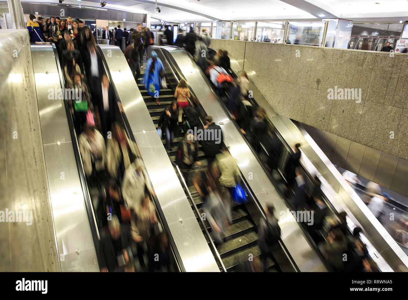 Reisende und Pendler auf der Rolltreppe in der Pariser U-Bahn Station "La Défense business district. Paris, Frankreich. Stockfoto