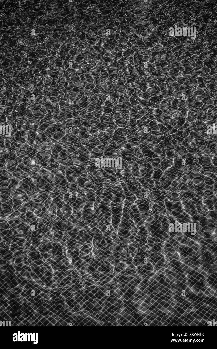 Wellen in einem Pool mit einem Fliesen- Hintergrund Stockfoto