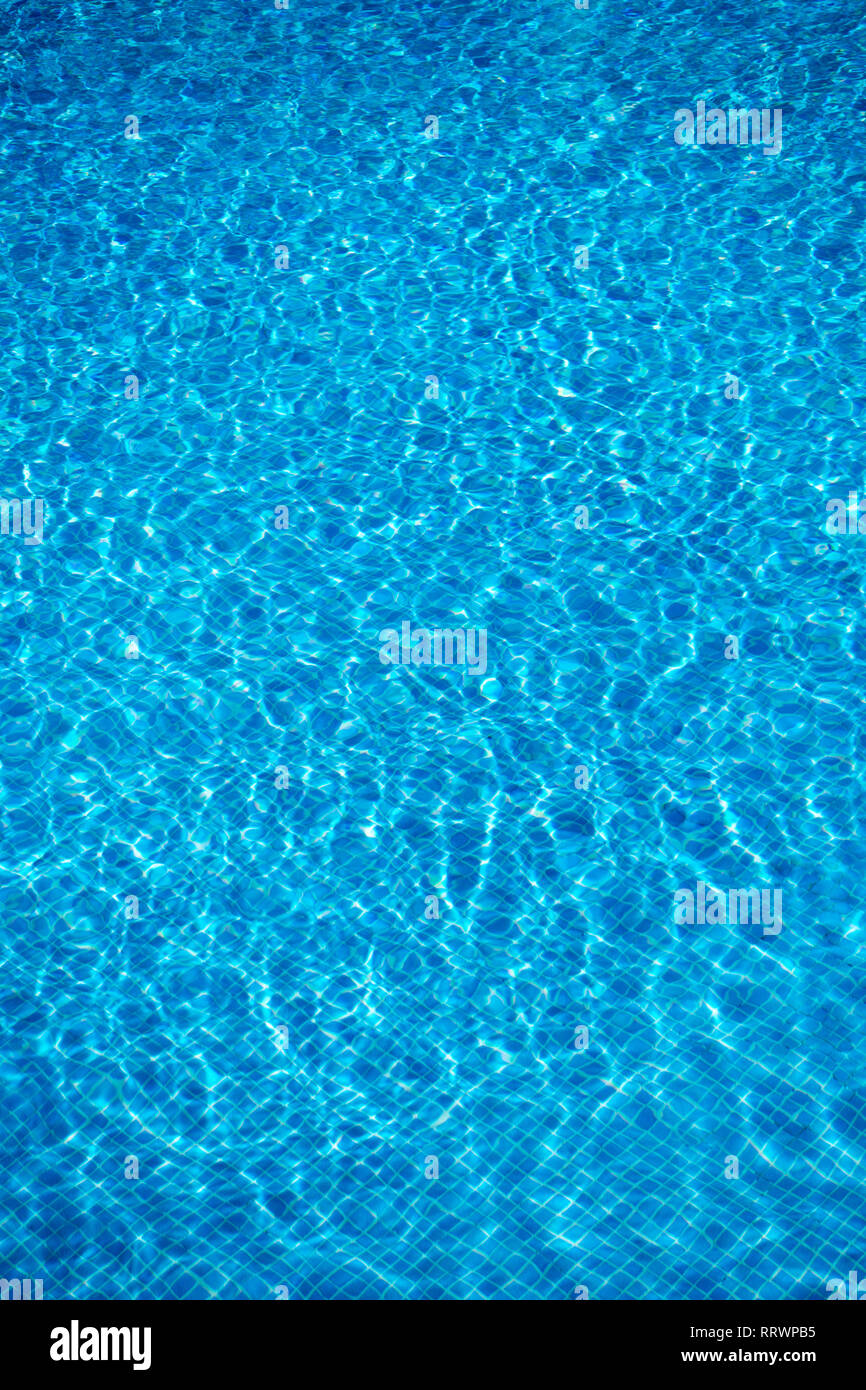 Wellen in einem Pool mit einem Fliesen- Hintergrund Stockfoto