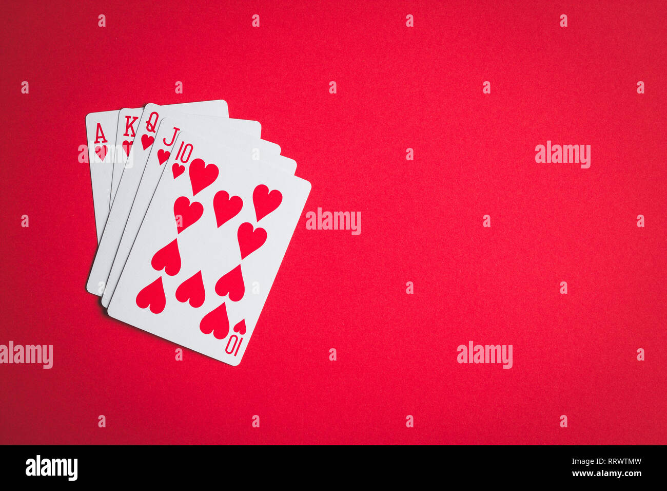 Poker Karten. Royal Flush auf dem roten Tisch. Stockfoto