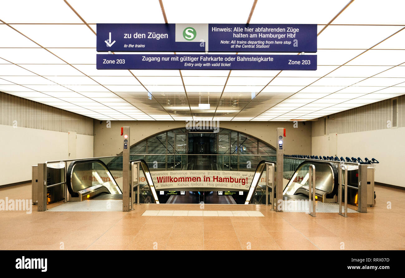 HAMBURG, DEUTSCHLAND - Mar 20, 2018: Leere Eingang Bahnhof von Hamburg International Airport mit Begrüßung Willkommen in Hamburg zu trainieren Stockfoto