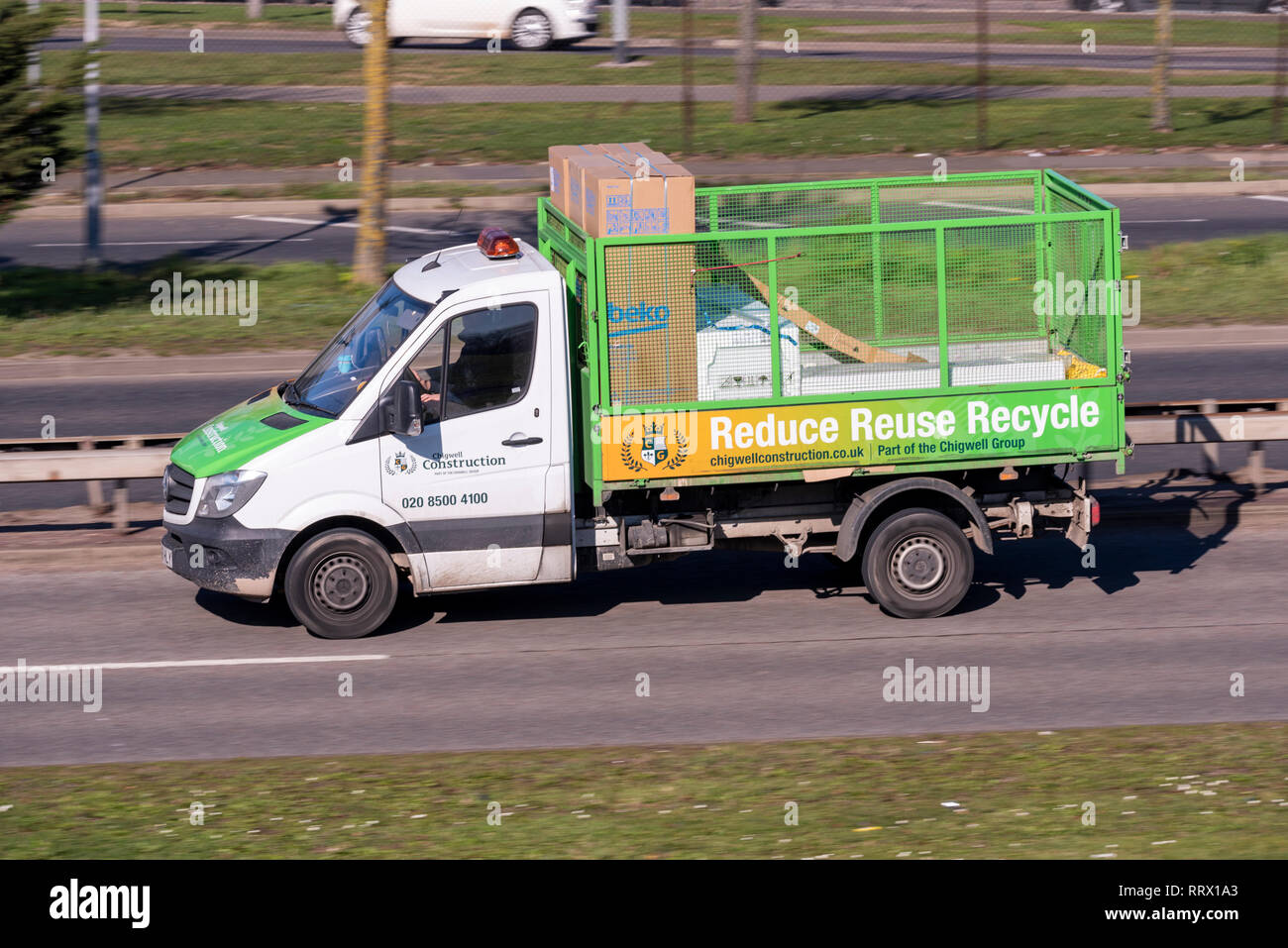 Chigwell Bau. Teil der Chigwell Gruppe. Fahrzeug mit Verringern, wiederverwenden, recyceln. Lieferung der Ware Stockfoto