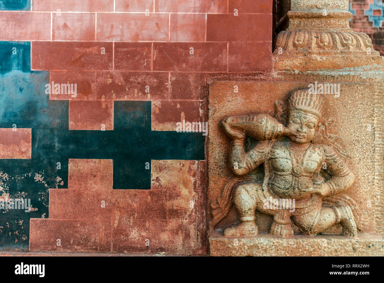 Alte indische Tempel Wand mit einem stellte Muster Stockfoto