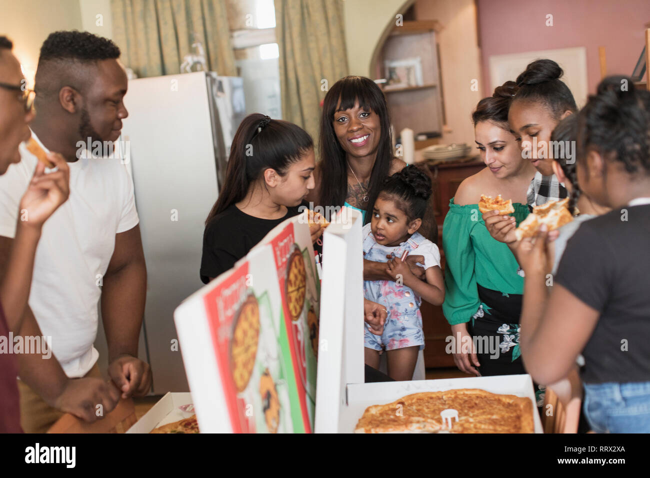 Familie Pizza genießen. Stockfoto