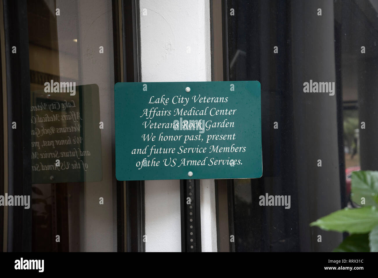Stein Garten am See Stadt, Florida Veterans Administration Medical Center. Die Steine sind von Hand bemalt und in einen kleinen Garten in der Nähe der entr platziert Stockfoto