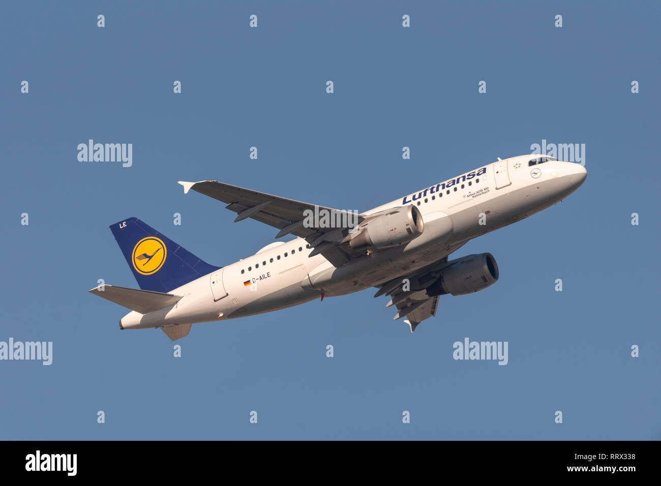 Lufthansa Airbus A319-100 Jet Airliner Flugzeug D-AILE Weg von London  Heathrow Flughafen, Großbritannien. Flug Abflug. Mit dem Namen Kelsterbach  Stockfotografie - Alamy